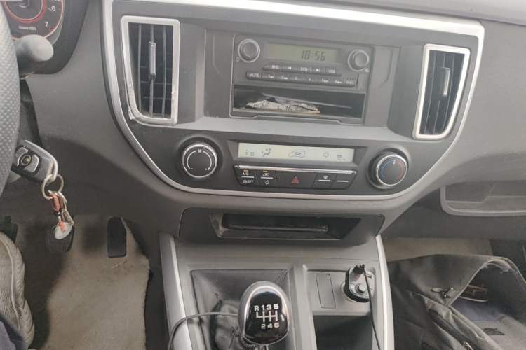 Used Jinbei Hiace King 2021 2.0L City Transport King Series Comfortable High-Roof 6-Seater 1TZS Audio And AC Panel