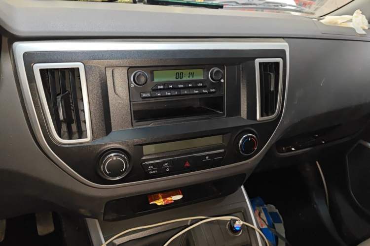 Used Jinbei Hiace King 2021 2.0L City Transport King Series Comfortable High-Roof 6-Seater 1TZS Audio And AC Panel