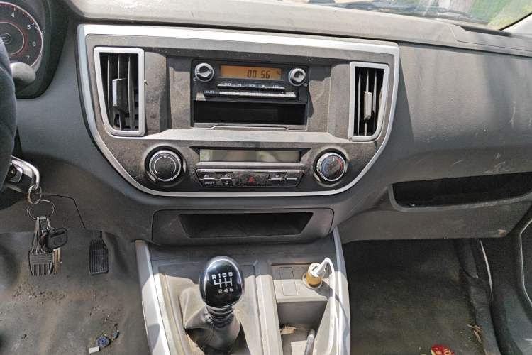 Used Jinbei Hiace King 2021 2.0L City Transport King Series Comfortable High-Roof 6-Seater 1TZS Audio And AC Panel
