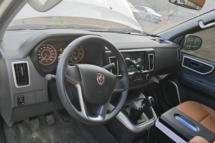 Used Jinbei Hiace King 2021 2.0L City Transport King Series Express Model Standard Top 6-Seater 1TZS Center Console