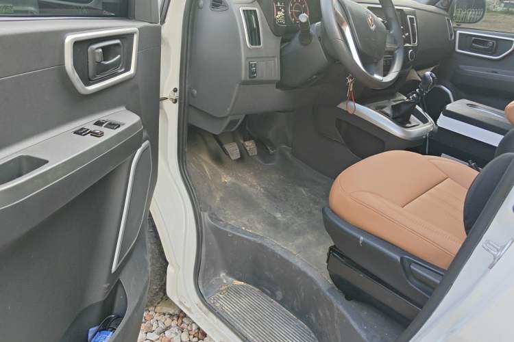 Used Jinbei Hiace King 2021 2.0L City Transport King Series Express Model Standard Top 6-Seater 1TZS Driver Seat