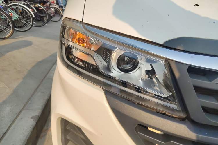 Used Jinbei Hiace King 2021 2.0L City Transport King Series Express Model Standard Top 6-Seater 1TZS Right Front Headlight