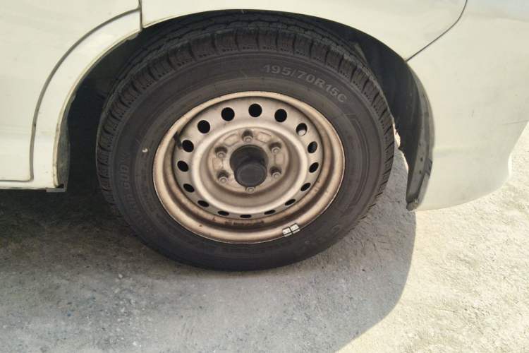Used Jinbei Hiace King 2021 2.0L City Transport King Series Express Model Standard Top 6-Seater 1TZS Right Front Wheel Hub