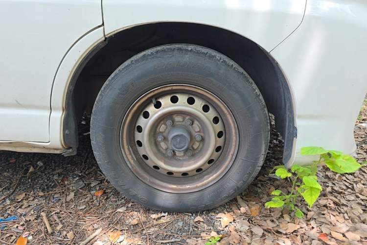 Used Jinbei Hiace King 2021 2.0L City Transport King Series Express Model Standard Top 6-Seater 1TZS Right Front Wheel Hub