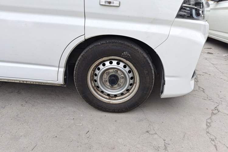 Used Jinbei Hiace King 2021 2.0L City Transport King Series Express Model Standard Top 6-Seater 1TZS Right Front Wheel Hub