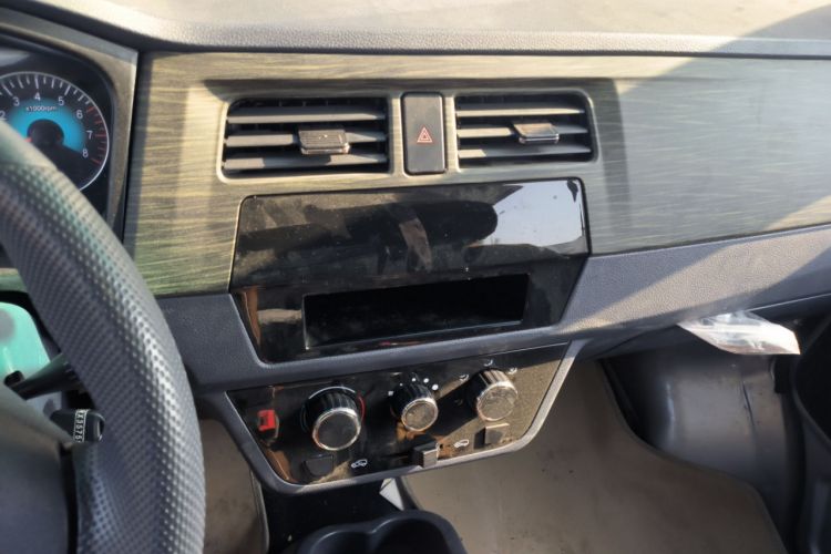 Used Jinbei Hiace X30 2024 1.5L Champion Edition Passenger Vehicle 5/6/7 Seats Audio And AC Panel