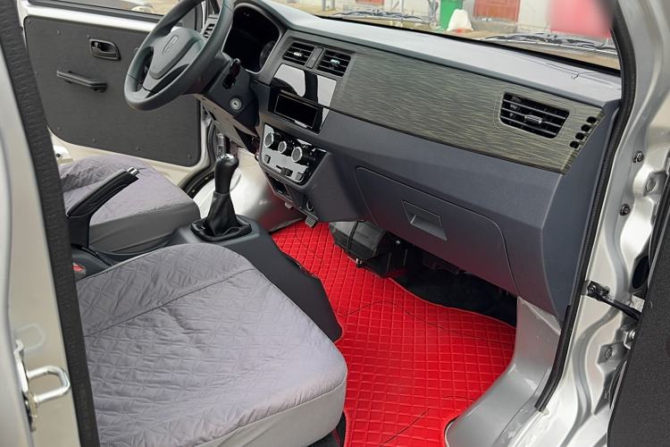 Used Jinbei Hiace X30 2023 1.5L Super-Comfortable Passenger Van 5/6/7-Seater Non-Air-Conditioned Version Model SWC15M Interior 5