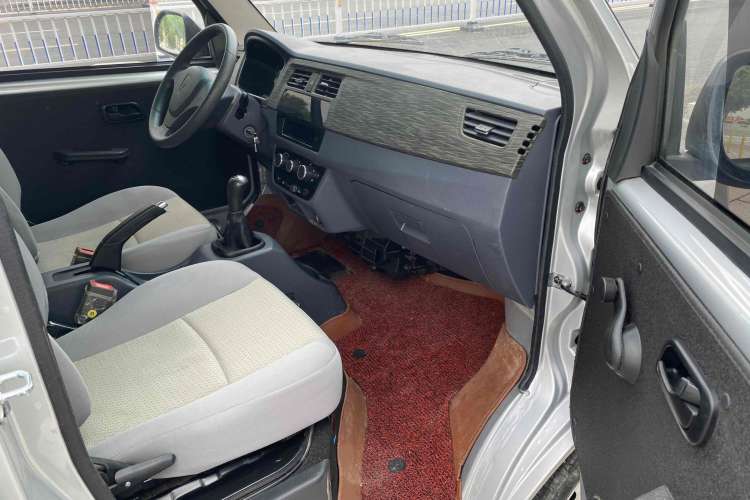 Used Jinbei Hiace X30 2023 1.5L Super-Comfortable Passenger Van 5/6/7-Seater Non-Air-Conditioned Version Model SWC15M Interior 5