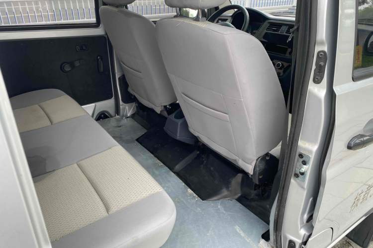 Used Jinbei Hiace X30 2023 1.5L Super-Comfortable Passenger Van 5/6/7-Seater Non-Air-Conditioned Version Model SWC15M Interior 6