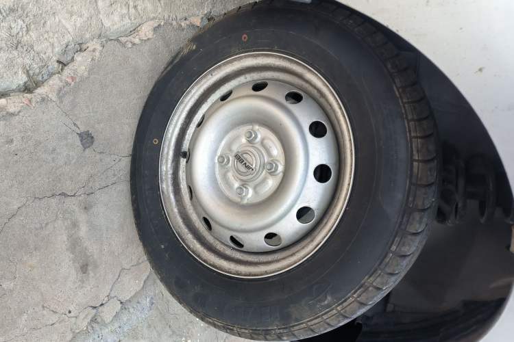 Used Jinbei Hiace X30 2024 1.5L Champion Edition Passenger Vehicle 5/6/7 Seats Right Front Wheel Hub