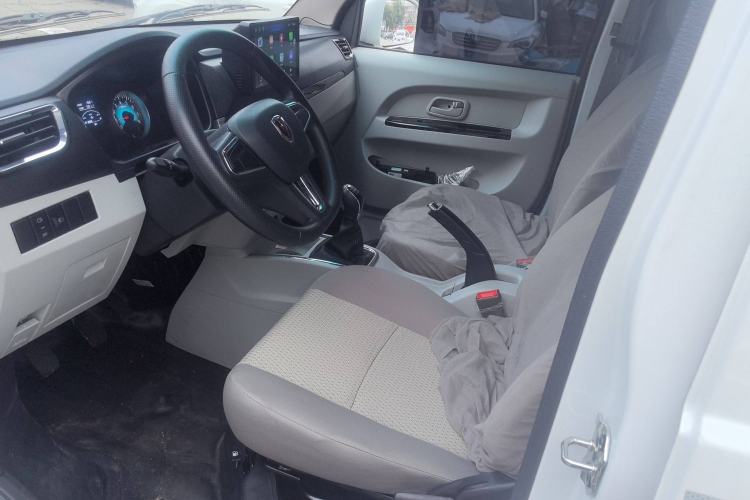 Used Jinbei Hiace X30 2024 1.5L Wealthy Van Model 2/5 Seats with Front-Mounted Air Conditioning Interior 1