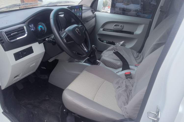 Used Jinbei Hiace X30 2024 1.5L Wealthy Van Model 2/5 Seats with Front-Mounted Air Conditioning Interior 2
