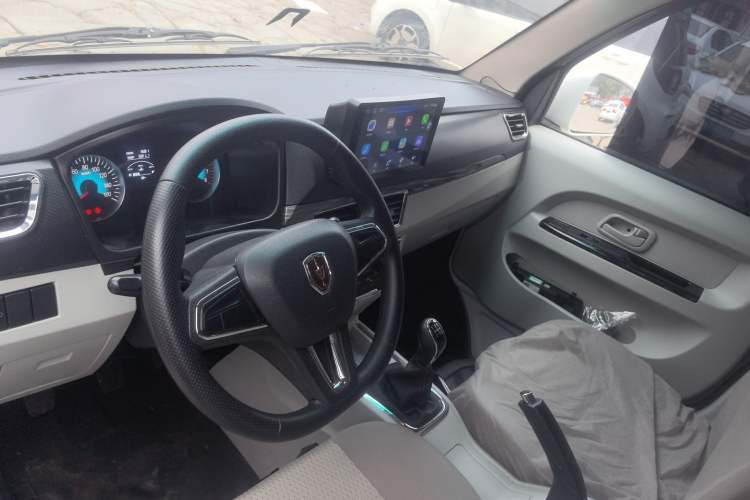 Used Jinbei Hiace X30 2024 1.5L Wealthy Van Model 2/5 Seats with Front-Mounted Air Conditioning Interior 3
