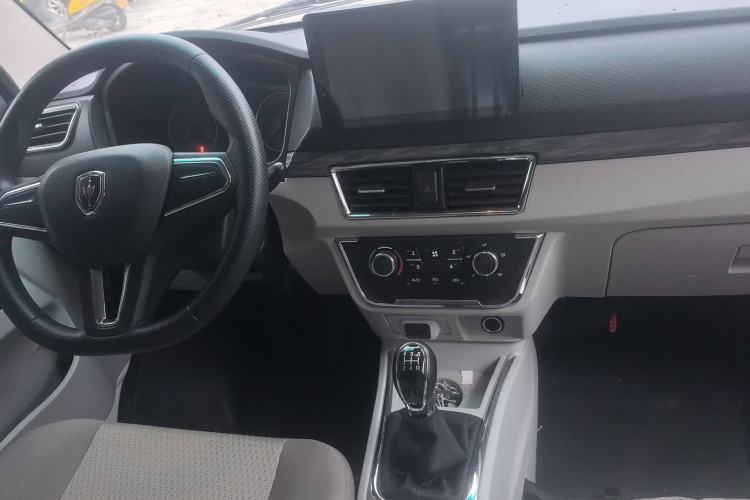 Used Jinbei Hiace X30 2024 1.5L Wealthy Van Model 2/5 Seats with Front-Mounted Air Conditioning Interior 4