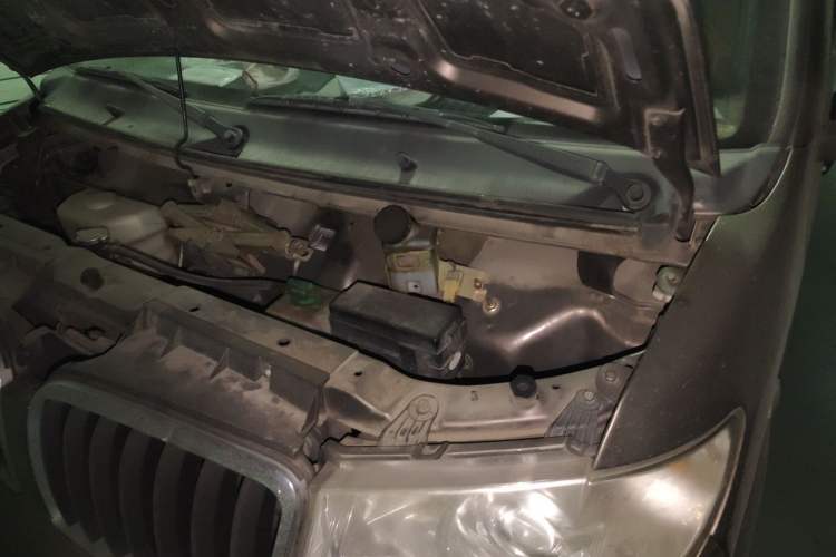 Used Jinbei Hiace X30 2013 1.3L Standard Version Engine Bay Left