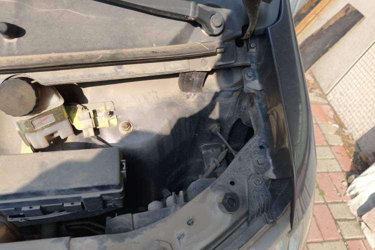 Used Jinbei Hiace X30 2013 1.3L Comfort Model Engine Bay Left