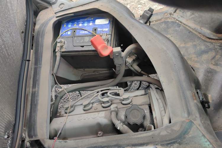 Used Jinbei Hiace X30 2013 1.3L Comfort Model Engine Bay