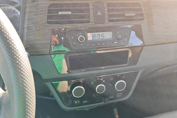 Used Jinbei Hiace X30 2013 1.3L Standard Version Audio And AC Panel