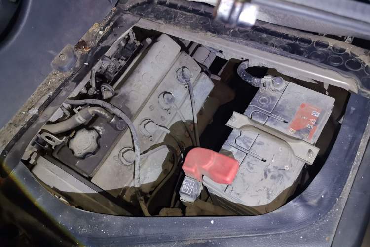 Used Jinbei Hiace X30 2013 1.3L Standard Version Engine Bay Left
