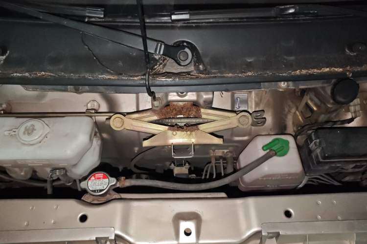 Used Jinbei Hiace X30 2013 1.3L Standard Version Engine Bay
