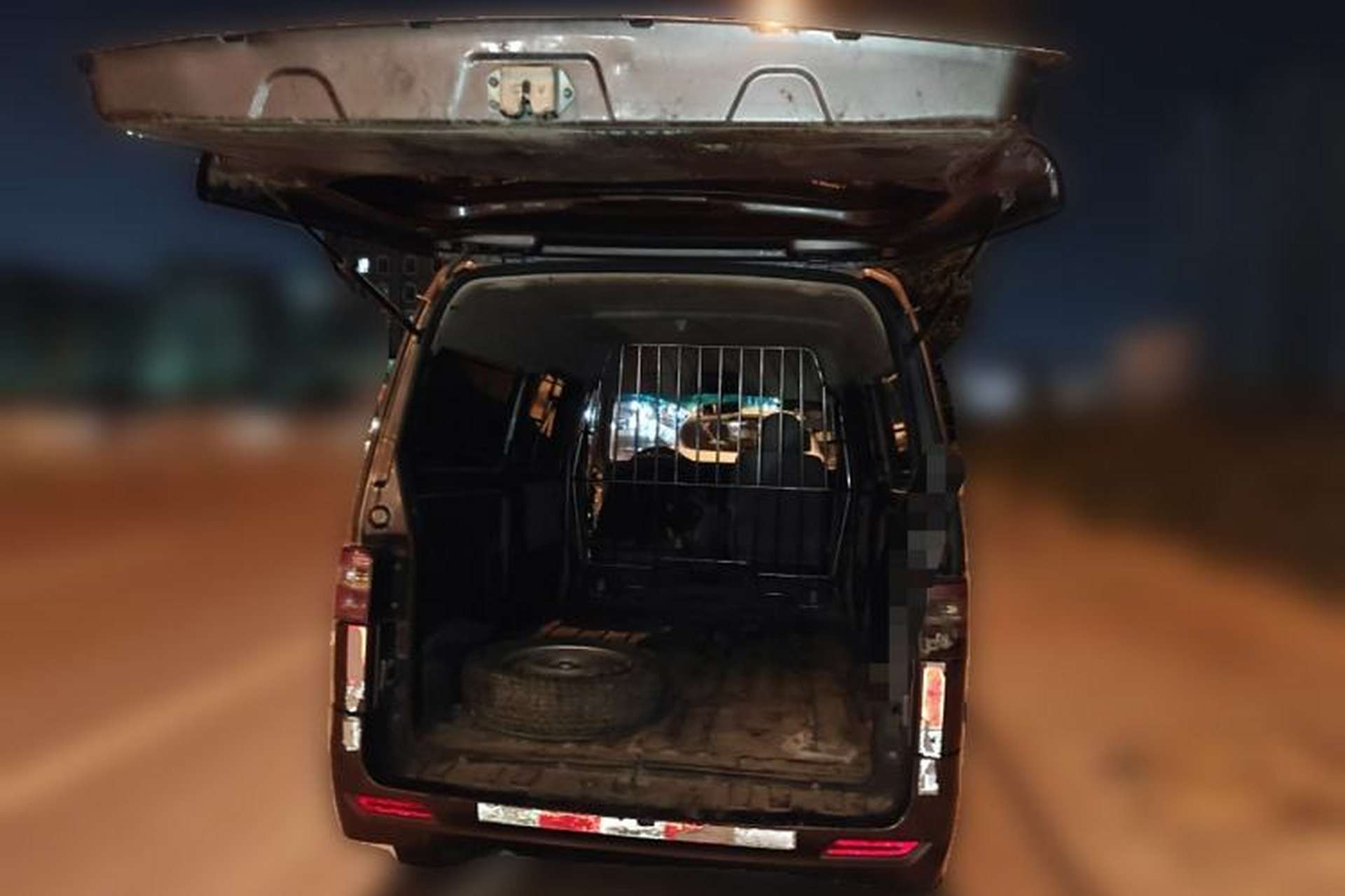 Used Jinbei Hiace X30 2016 1.3L Van Standard Edition DLCG12 Trunk