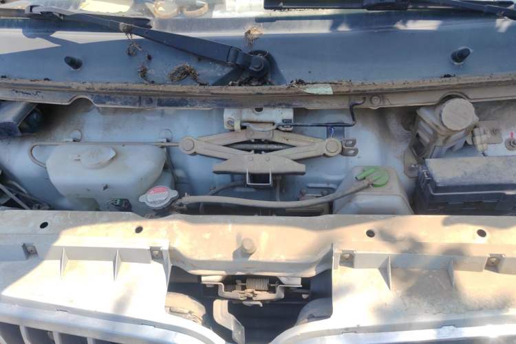 Used Jinbei Hiace X30  Engine Bay