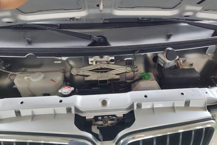 Used Jinbei Hiace X30 2019 1.5L Van Standard Model China VI SWC15M Engine Bay