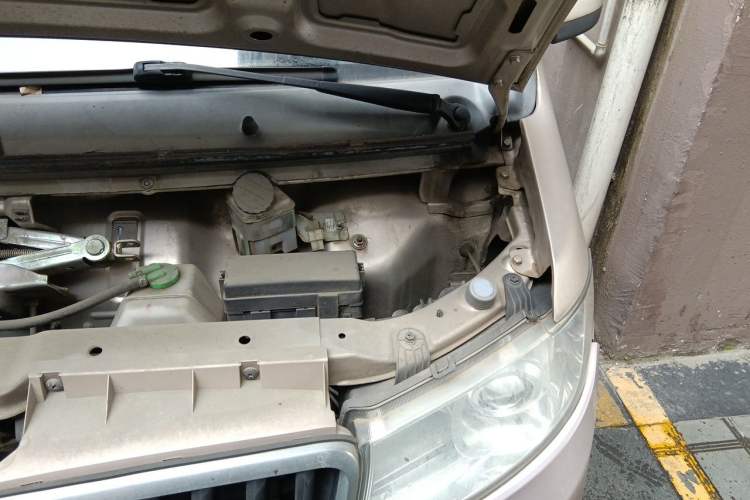 Used Jinbei Hiace X30 2019 1.5L Standard Version China VI SWC15M Engine Bay Left