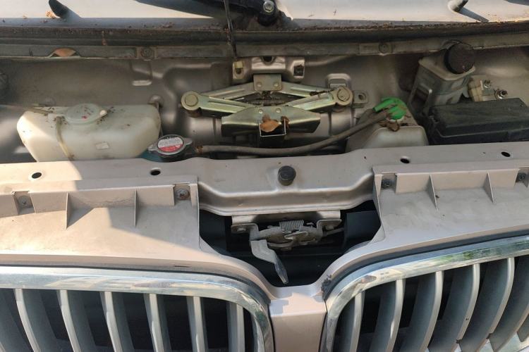 Used Jinbei Hiace X30  Engine Bay