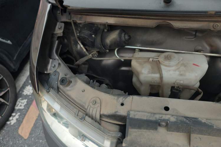 Used Jinbei Hiace X30 2020 1.5L Super-Comfortable Version China VI Standard SWC15M Engine Bay Right