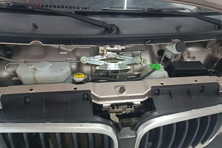 Used Jinbei Hiace X30 2020 1.5L Super-Comfortable Version China VI Standard SWC15M Engine Bay