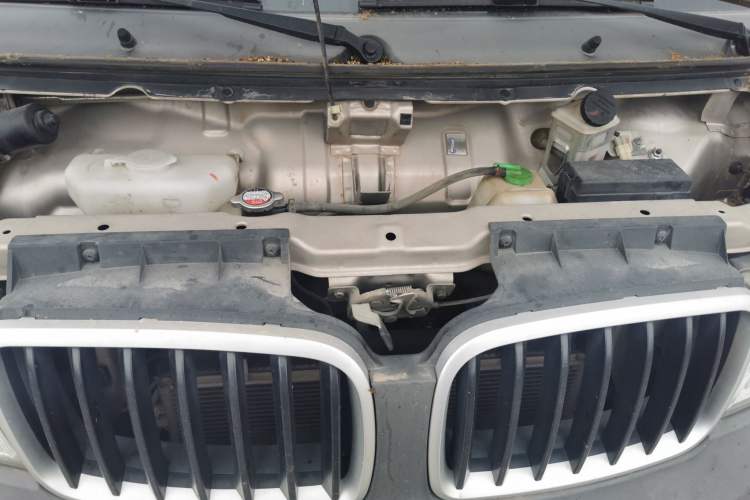 Used Jinbei Hiace X30  Engine Bay