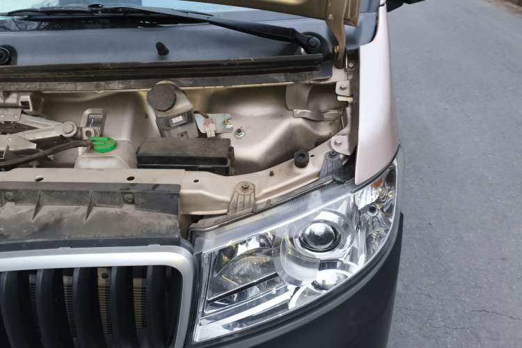Used Jinbei Hiace X30 2020 1.5L Super-Comfortable Version China VI Standard SWC15M Engine Bay Left