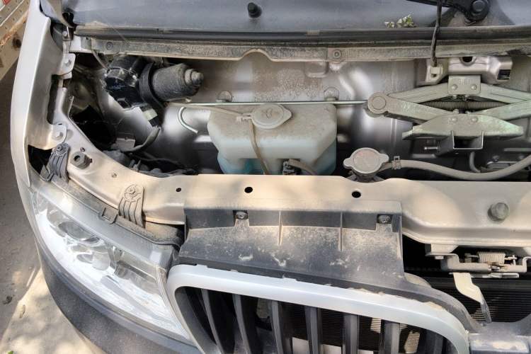 Used Jinbei Hiace X30 2020 1.5L Van Super-Enjoyment Model China VI Standard SWC15M Engine Bay Right