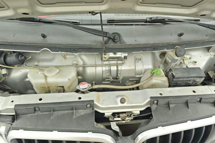 Used Jinbei Hiace X30 2020 1.5L Van Super-Enjoyment Model China VI Standard SWC15M Engine Bay