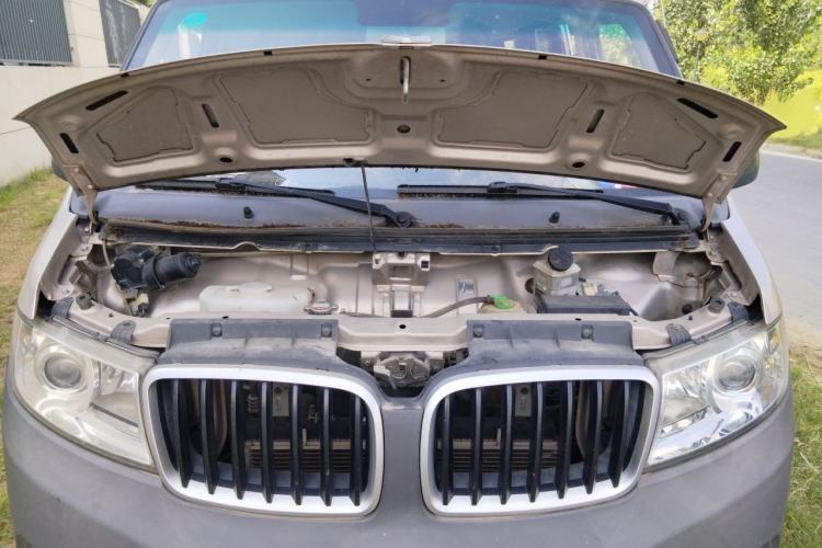 Used Jinbei Hiace X30  Engine Bay