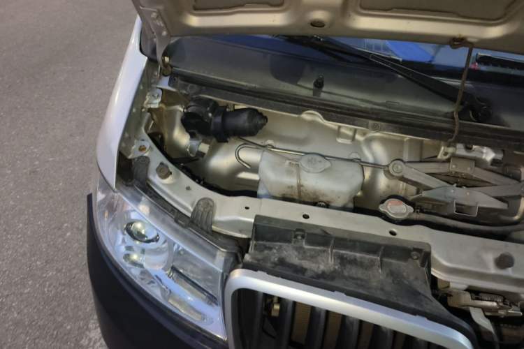 Used Jinbei Hiace X30 2020 1.5L Super-Comfortable Version China VI Standard SWC15M Engine Bay Right