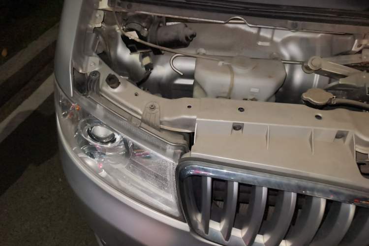 Used Jinbei Hiace X30 2020 1.5L Van Super-Enjoyment Model China VI Standard SWC15M Engine Bay Right