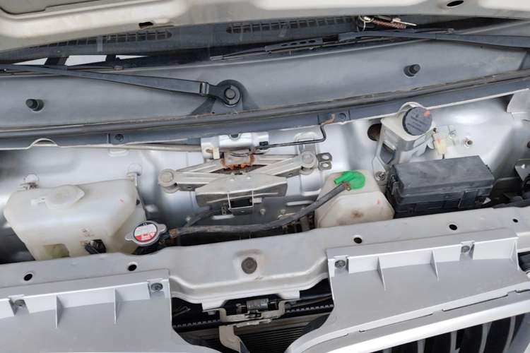 Used Jinbei Hiace X30 2020 1.5L Van Super-Enjoyment Model China VI Standard SWC15M Engine Bay