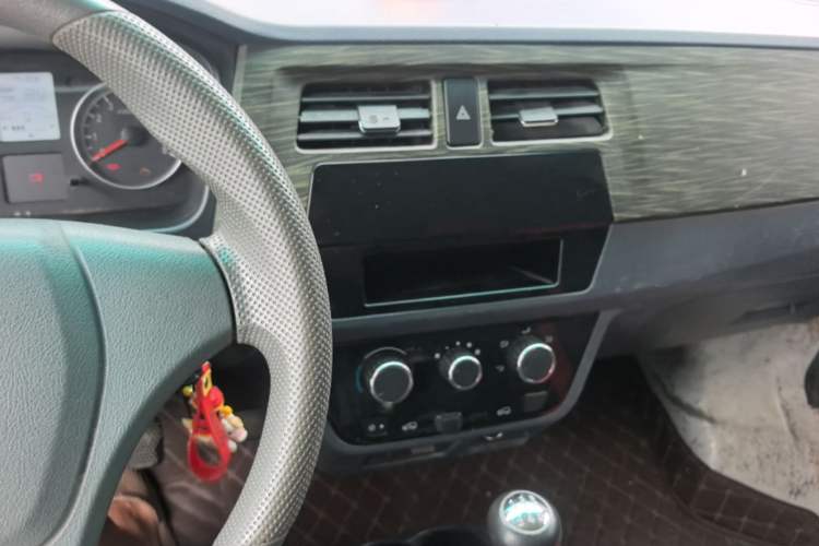 Used Jinbei Hiace X30 2020 1.5L Van Super-Enjoyment Model China VI Standard SWC15M Center Console