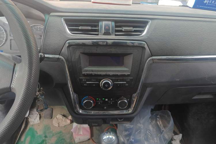 Used Jinbei Hiace X30 2021 1.5L Wealthy Single-Steaming Air-Conditioned Van China VI Standard SWC15M Audio And AC Panel