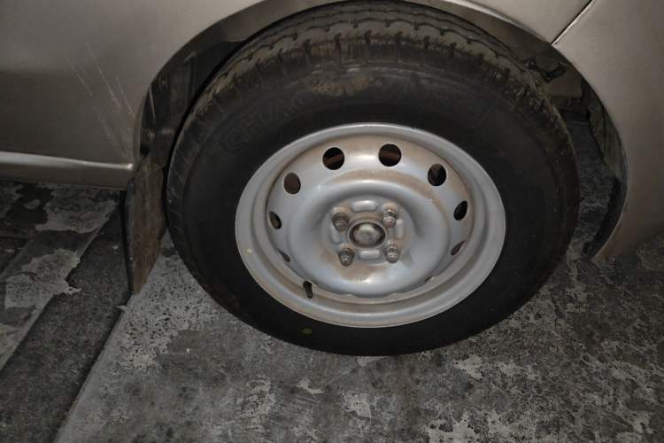 Used Jinbei Hiace X30 2021 1.5L Comfort Model Base Version (No Air Conditioning) Van China VI Standard SWC15M Right Front Wheel Hub