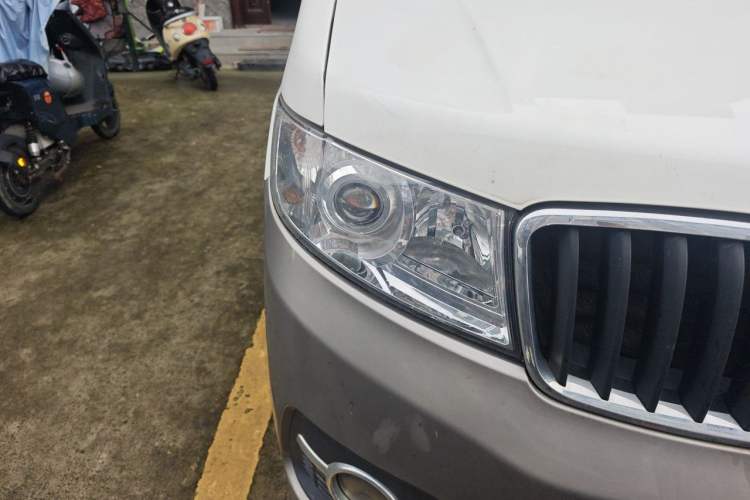 Used Jinbei Hiace X30 2021 1.5L Wealthy Single-Steaming Air-Conditioned Van China VI Standard SWC15M Right Front Headlight