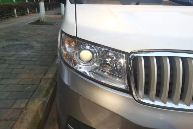 Used Jinbei Hiace X30 2021 1.5L Comfort-Grade Central Air-Conditioned Bus China VI Standard SWC15M Right Front Headlight
