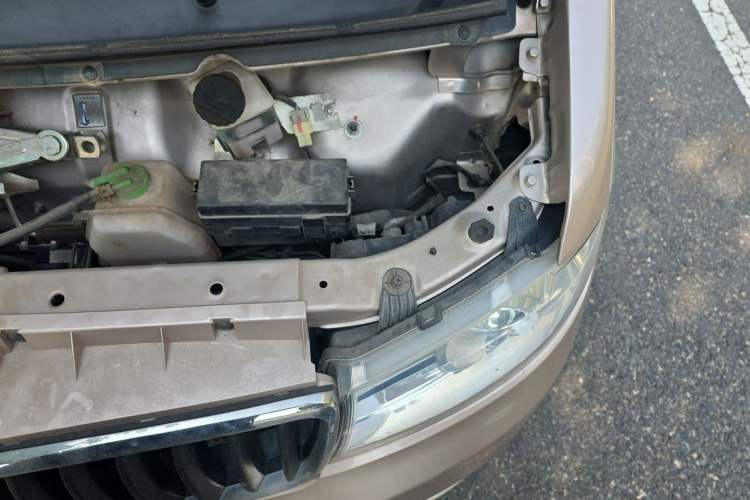 Used Jinbei Hiace X30 2021 1.5L Standard Version Air-Conditioner-Free Van China VI Emission Standard SWC15M Engine Bay Left
