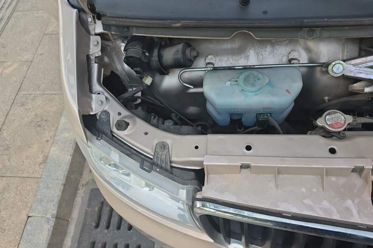 Used Jinbei Hiace X30 2021 1.5L Standard Version Air-Conditioner-Free Van China VI Emission Standard SWC15M Engine Bay Right