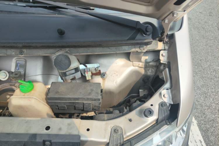Used Jinbei Hiace X30 2021 1.5L Standard-Grade Central Air-Conditioned Van China VI Emission Standard SWC15M Engine Bay Left
