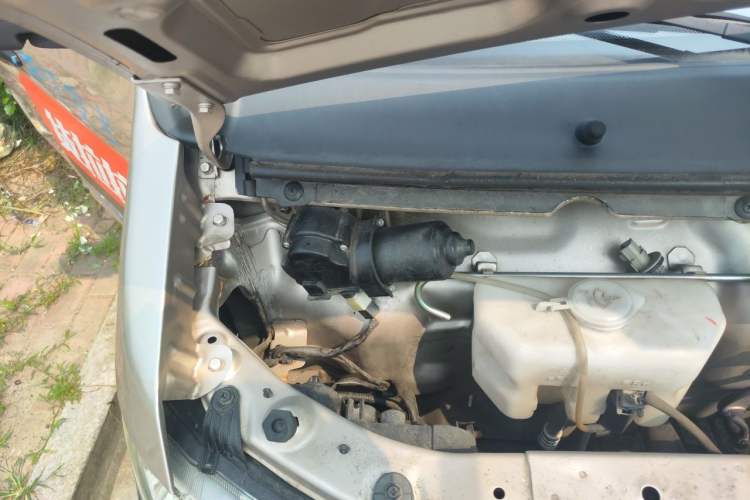 Used Jinbei Hiace X30 2021 1.5L Standard-Grade Central Air-Conditioned Van China VI Emission Standard SWC15M Engine Bay Right