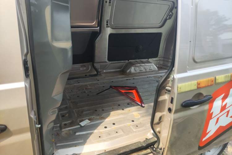 Used Jinbei Hiace X30 2021 1.5L Standard-Grade Central Air-Conditioned Van China VI Emission Standard SWC15M Left Rear Seat