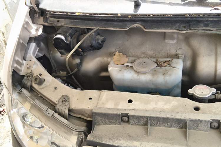Used Jinbei Hiace X30 2021 1.5L Standard Version Air-Conditioning-Free Bus China VI Emission Standard SWC15M Engine Bay Right